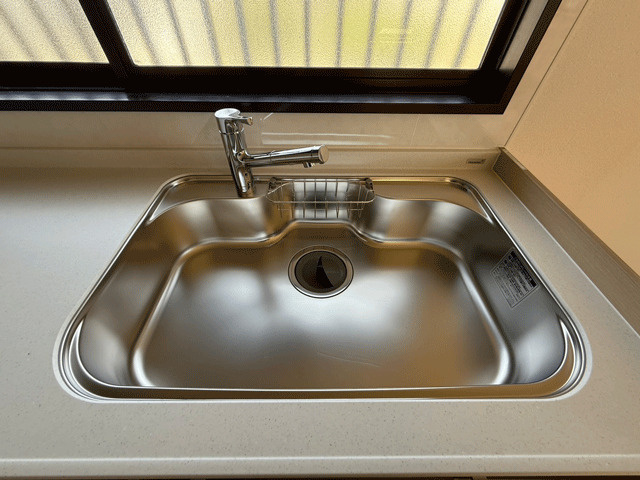 仙台市泉区南中山1丁目　中古戸建のキッチン|広々とワイドなシンクは、大きなフライパンなども洗いやすい◎強固な素材で傷や汚れに強いステンレス製♪