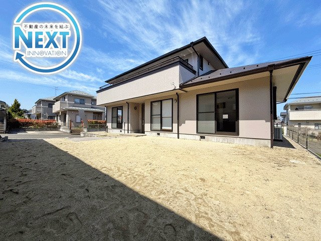 仙台市泉区南中山1丁目　中古戸建の外観|閑静な街並みに佇む本邸宅は、広い駐車スペースを備えたマイカー生活も快適な戸建◎