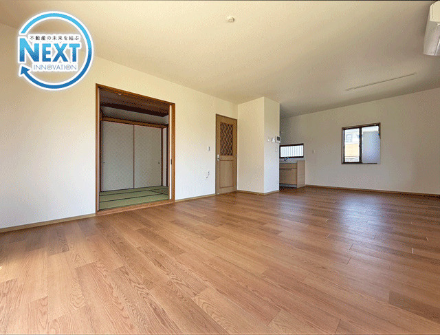 仙台市泉区南中山1丁目　中古戸建の居間・リビング|広々としたリビング♪陽当たりが良く爽やかな風が通り抜ける住空間は、ずっと居たくなるような心地よさ◎