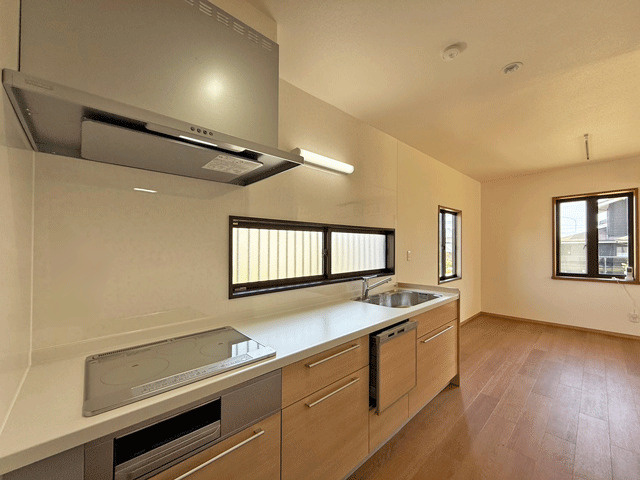 仙台市泉区南中山1丁目　中古戸建のキッチン|キッチンの目の前に窓を配置したことで、壁付けキッチンのデメリットである圧迫感を感じさせない工夫◎