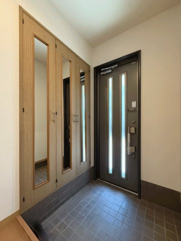 仙台市泉区南中山1丁目　中古戸建の玄関|大人が並んでも出入りがしやすいワイドな玄関には全身ミラー付きのシューズボックスを設置♪お出かけ前の身だしなみチェックも◎