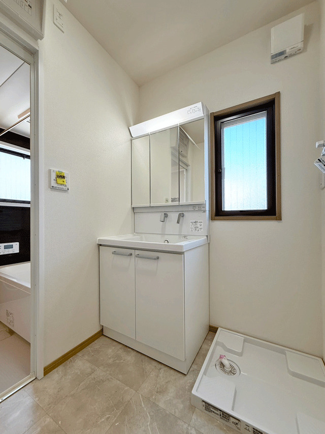 仙台市泉区南中山1丁目　中古戸建の独立洗面台|ナチュラルカラーをセレクトした洗面化粧台♪鏡の裏側に収納スペースを備えた三面鏡仕様◎