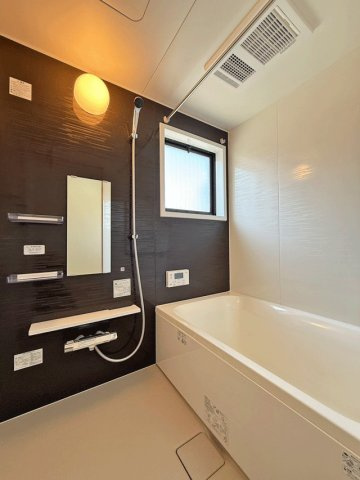仙台市泉区南中山1丁目　中古戸建の浴室|お子さまと一緒のバスタイムも余裕な広さのバスルーム♪小窓付きで換気がしやすいのでこもりがちな湿気対策にも◎