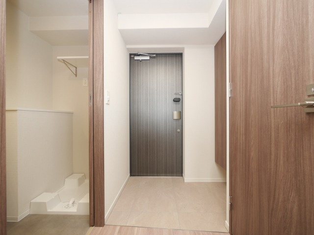 コンフォリア・リブ新大阪西宮原ソルテラスの玄関