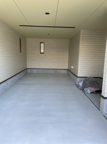 富田林市久野喜台一丁目・収益物件の駐車場|シャッターガレージ内です