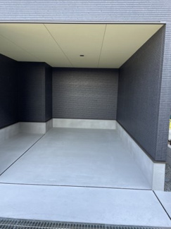 【駐車場】 | 富田林市久野喜台一丁目・収益物件 | 別のガレージとなります