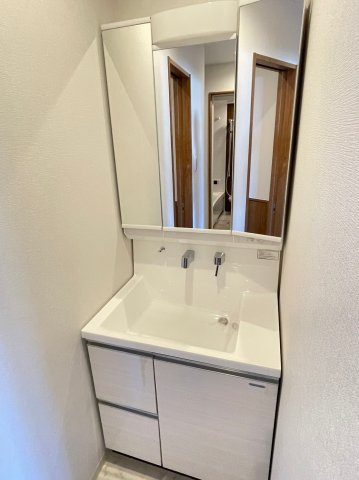 富田林市久野喜台一丁目・収益物件の独立洗面台
