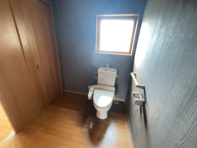 【トイレ】 | 邑楽郡大泉町寄木戸　中古戸建 | 1階のトイレは広めのスペースを設けております