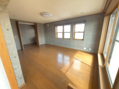 【洋室】 | 邑楽郡大泉町寄木戸　中古戸建 | 広めの洋室にはウォークインクローゼットがございます。