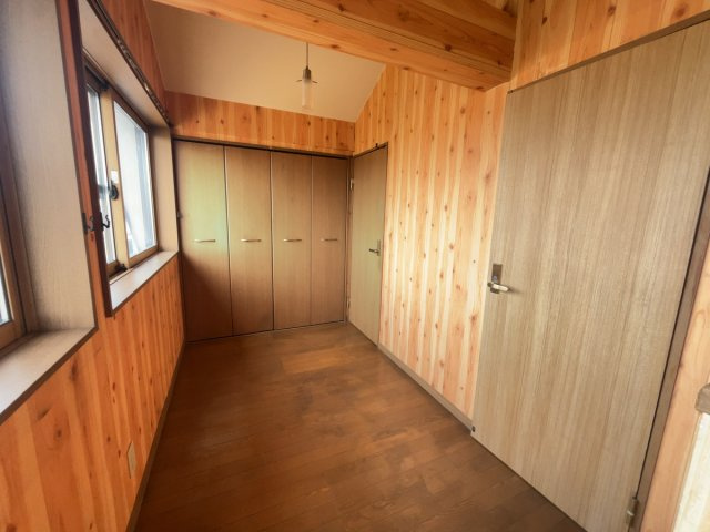 邑楽郡大泉町寄木戸　中古戸建の内装|3階のホールにはクローゼットがございます。