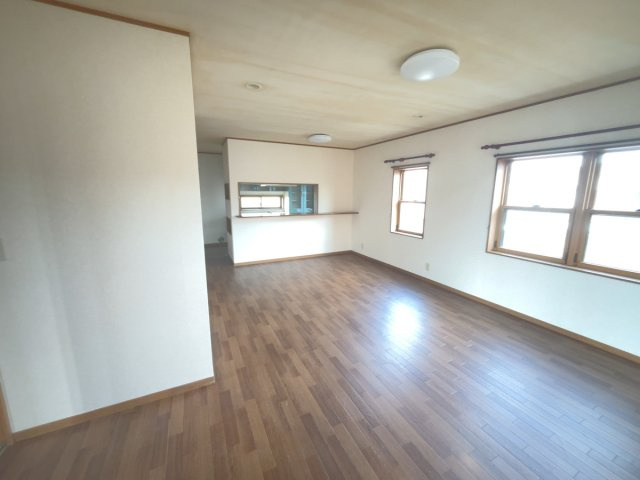 【居間・リビング】 | 邑楽郡大泉町寄木戸　中古戸建 | 南向きの明るいリビングです☆