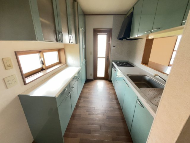 邑楽郡大泉町寄木戸　中古戸建のキッチン|システムキッチンとカップボードで家事もしやすいキッチン周りになっております☆