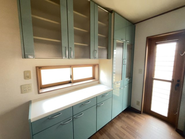 邑楽郡大泉町寄木戸　中古戸建の収納|キッチンと同色のカップボードで統一感のある設備になっております