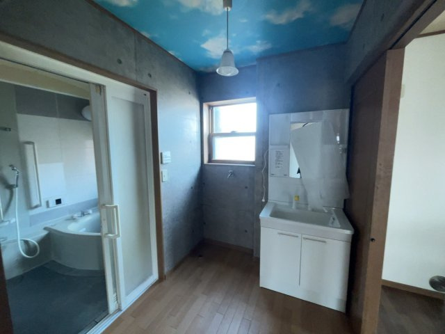 【洗面所】 | 邑楽郡大泉町寄木戸　中古戸建 | オシャレなクロスを使った洗面空間になっております