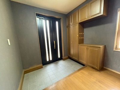【玄関】 | 邑楽郡大泉町寄木戸　中古戸建 | 広々とした玄関です。