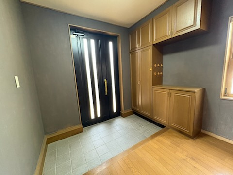 【玄関】 | 邑楽郡大泉町寄木戸　中古戸建 | 広々とした玄関です。