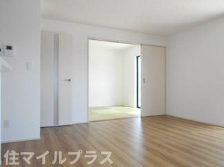 【居間・リビング】 | 郡山市片平町釜場新築一戸建て3棟 | こちらのリビングで趣味の時間をお楽しみください