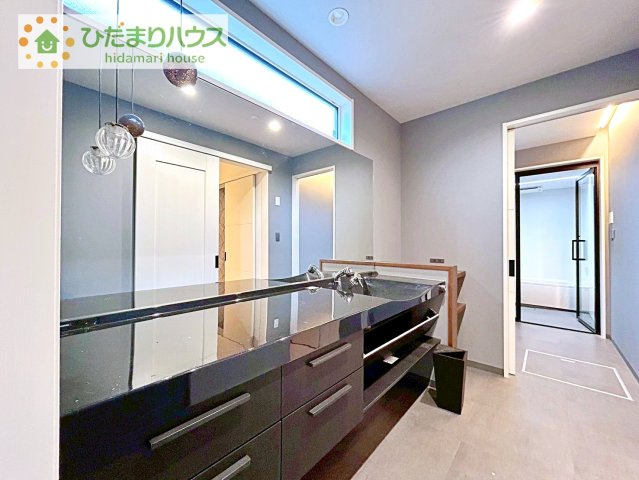 【独立洗面台】 | つくば市大角豆　中古戸建 | 広々とした洗面所で、忙しい朝の支度もストレスなくできますね♪