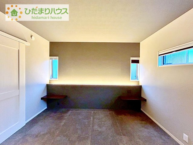 【洋室】 | つくば市大角豆　中古戸建 | 窓が多く、明るい空間を演出してくれます(*^^*)