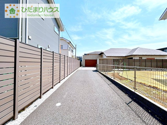 【駐車場】 | つくば市大角豆　中古戸建 | ゆとりある駐車スペースは、親戚や友達が遊びにきても敷地内に駐車でき、近所に迷惑かけなくてすみます。