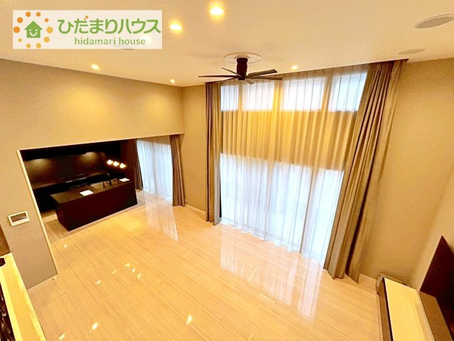 【居間・リビング】 | つくば市大角豆　中古戸建 | 南に面した大きな窓から差し込む光で日中は電気いらず♪