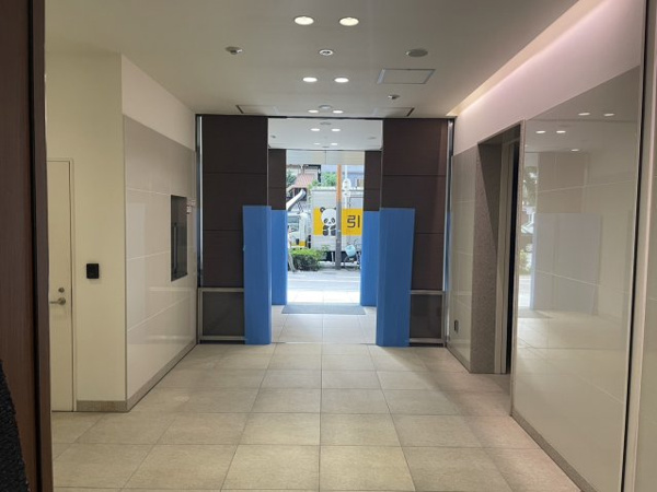 【エントランス】 | 【エントランスホール】落ち着いたエントランス。清潔感あるホワイトを基調とした内装です！