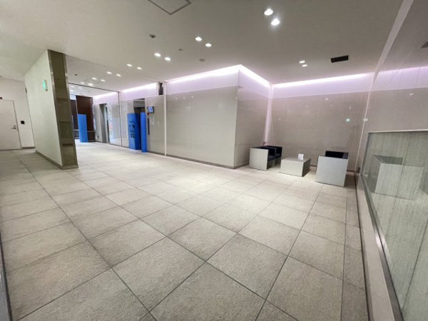 【エントランス】 | 【エントランスホール】中央にエレベーターがございます。共用トイレも完備！