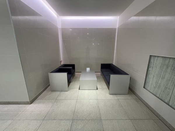 【エントランス】 | 【エントランスホール】椅子とテーブルを備えており、ご歓談やお待ち合わせにもご利用いただけます。