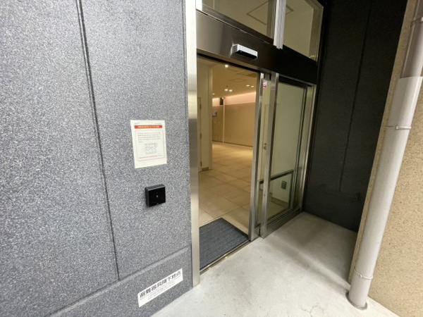 【エントランス】 | 【エントランスホール】エントランスの東側にも出入り口がございます！