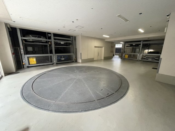 【駐車場】 | 【駐車場】屋内駐車場なので、愛車が風にさらされることもありません！