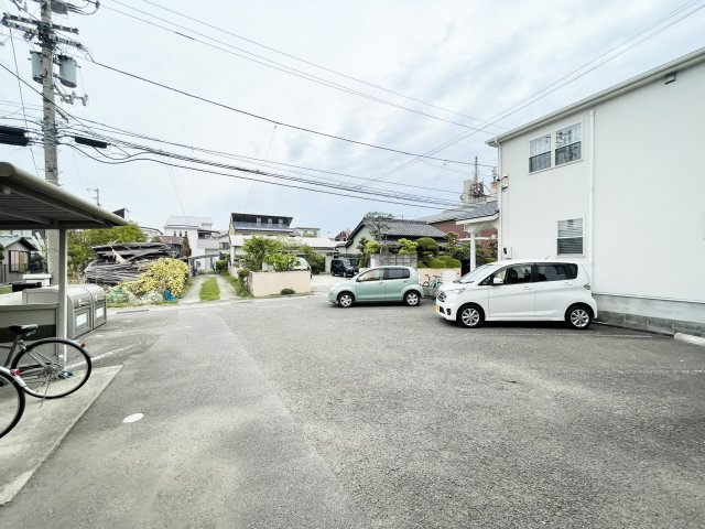 エクセルスミの駐車場