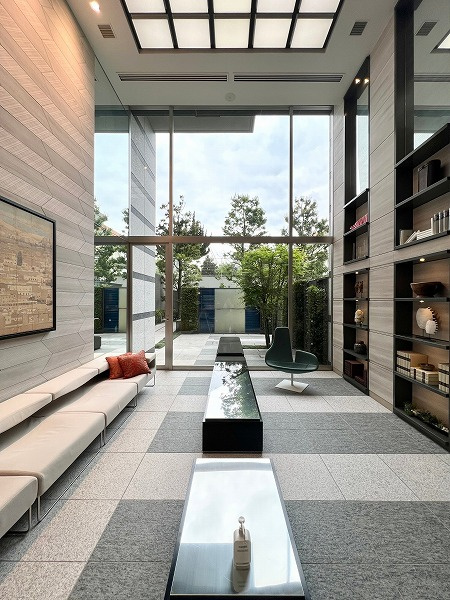 プレミスト六番町のエントランス