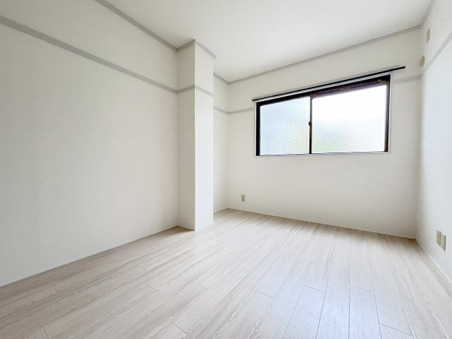 グランドハイツ三津屋北の洋室