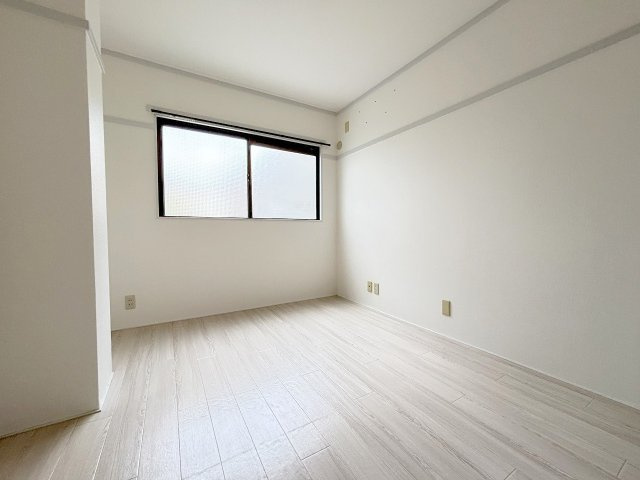 グランドハイツ三津屋北の洋室
