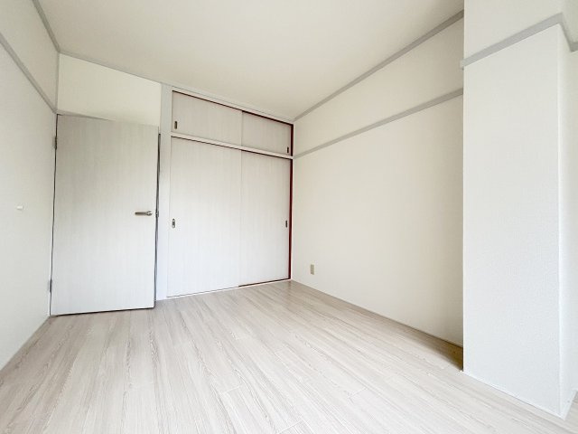 グランドハイツ三津屋北の洋室