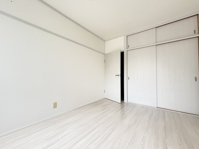 グランドハイツ三津屋北の洋室