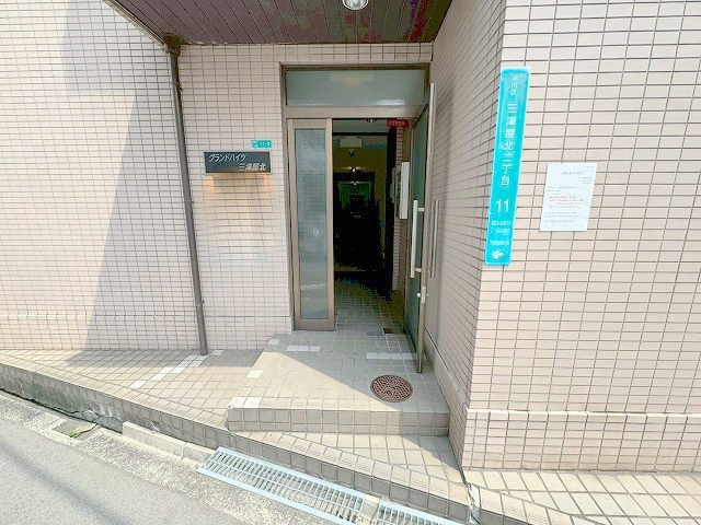 グランドハイツ三津屋北のエントランス