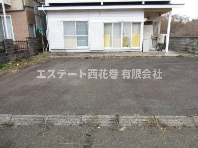 湯口洗沢　土地建物の駐車場|3台は楽に駐車出来ます。