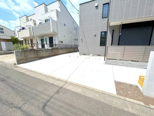 メゾンレオの駐車場