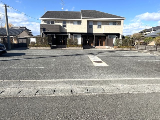 シャルマンハイツの駐車場