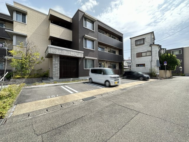 ベレオ プルミエの駐車場