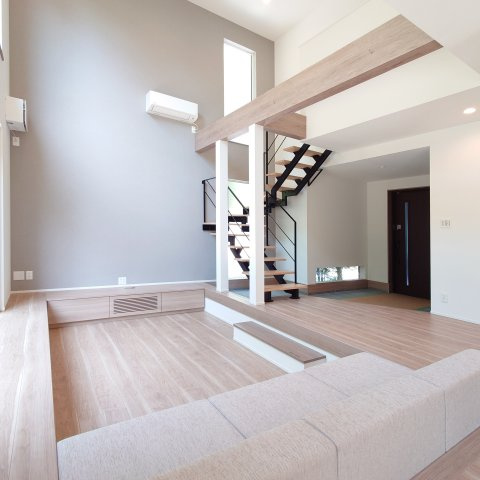 箱根町宮城野戸建の居間・リビング|化粧梁がリビングのアクセントになっております