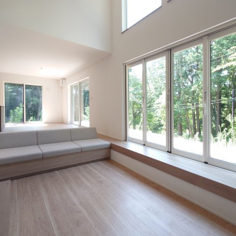 箱根町宮城野戸建の居間・リビング|窓が大きく開放的です