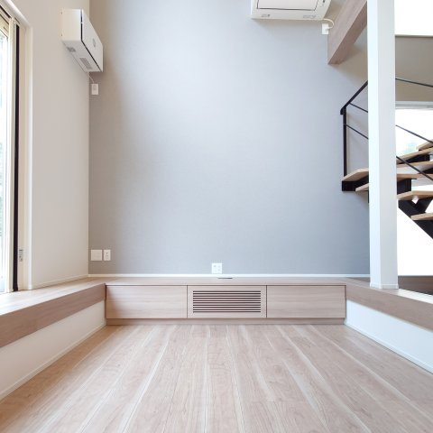 箱根町宮城野戸建の居間・リビング|作り付けTVボードです