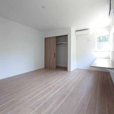 箱根町宮城野戸建の寝室|メインベッドルーム　大きめのベッドを入れても十分余裕のある空間です