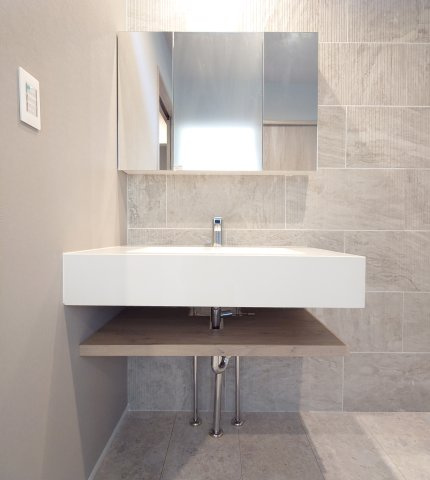 箱根町宮城野戸建の独立洗面台|非日常な洗面化粧台がすてきな雰囲気を醸し出します