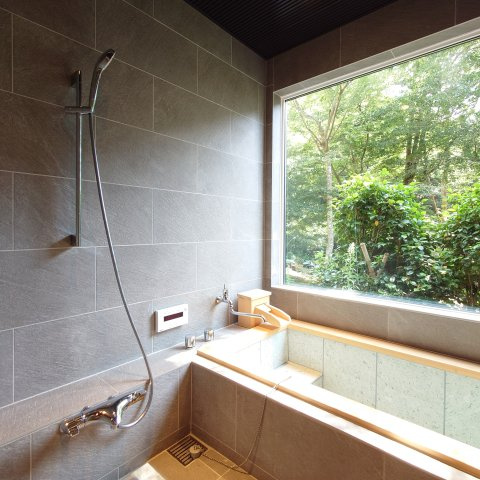 箱根町宮城野戸建の浴室|タイルの質感と木のぬくもりが調和した別荘地ならではのお風呂です