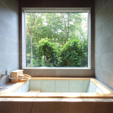 箱根町宮城野戸建の浴室|景色をそのまま切り取れる窓
