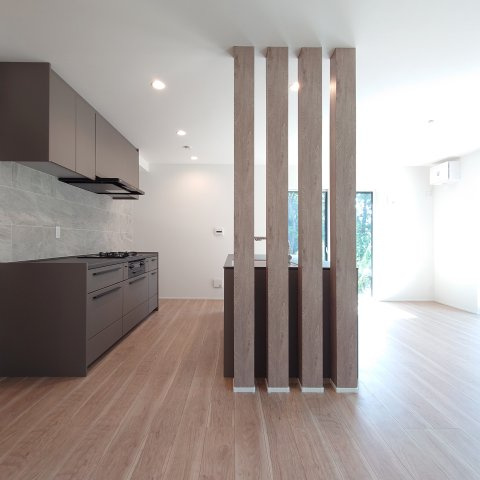 箱根町宮城野戸建のキッチン|キッチンとダイニングを望む