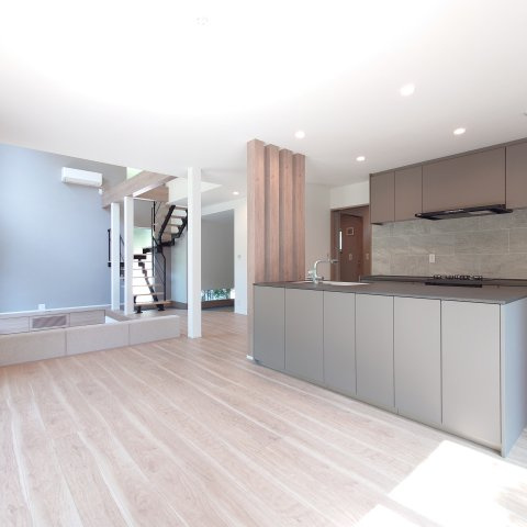 箱根町宮城野戸建の居間・リビング|1階部分全景